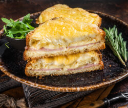 Recette du Croque-monsieur à la béchamel. Très gourmand et savoureux.