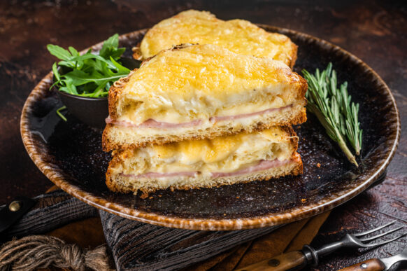 Recette du Croque-monsieur à la béchamel. Très gourmand et savoureux.