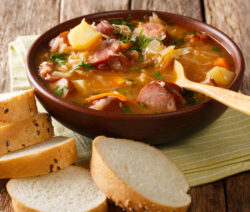 Soupe au chou et à la saucisse fumée