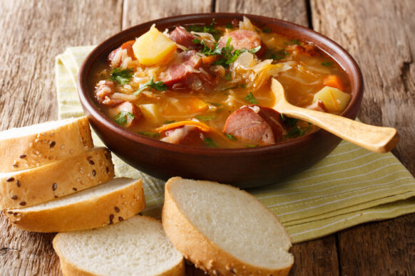 Soupe au chou et à la saucisse fumée