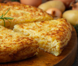 Tortilla espagnole - La vraie recette - Omelette de pommes de terre traditionnelle en Espagne