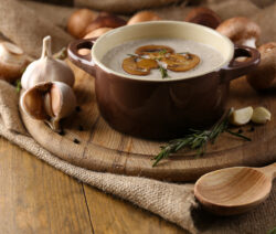 Velouté de champignons ou soupe aux champignons de Paris