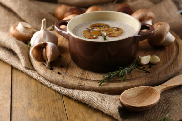 Velouté de champignons ou soupe aux champignons de Paris