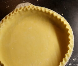 Abaisser et foncer une pâte dans un cercle ou moule à tarte. Etaler une pâte à tarte