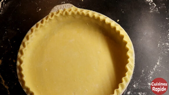 Abaisser et foncer une pâte dans un cercle ou moule à tarte. Etaler une pâte à tarte