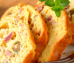 Cake au jambon, fromage et olives vertes